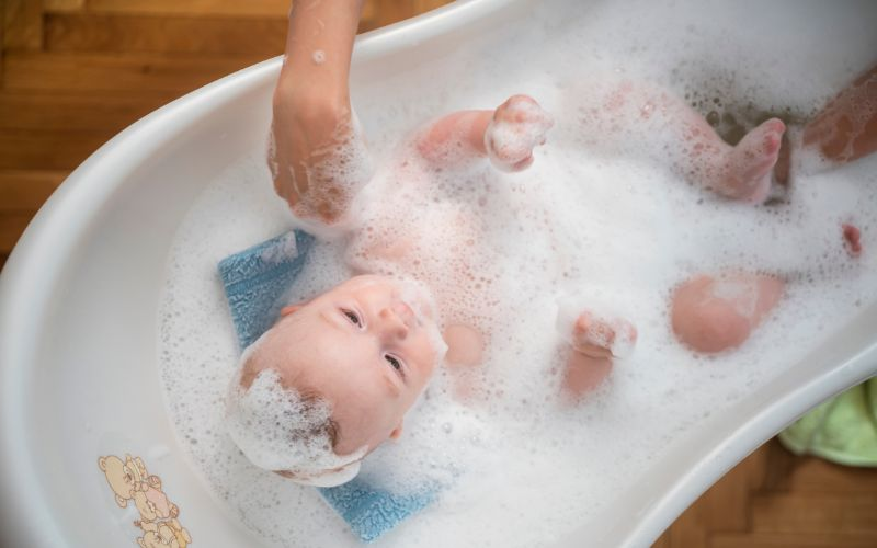 Có nên tắm cho trẻ sơ sinh bằng sữa tắm?